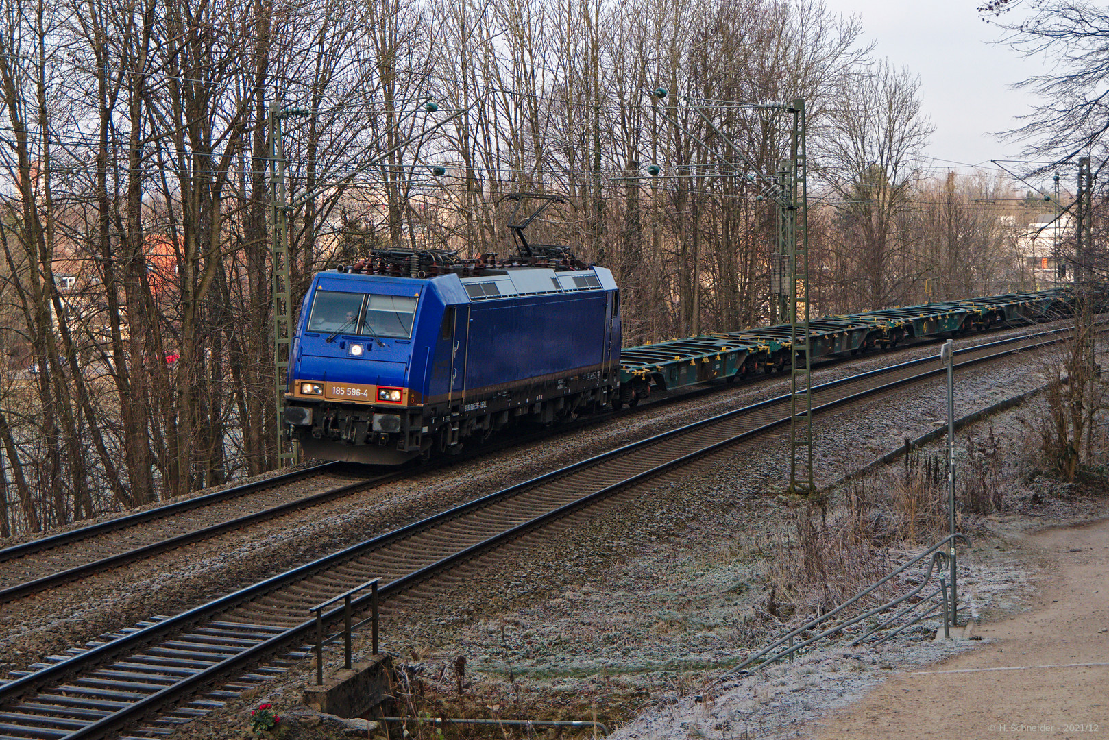 Blaue 185er mit leerem Container-Zug