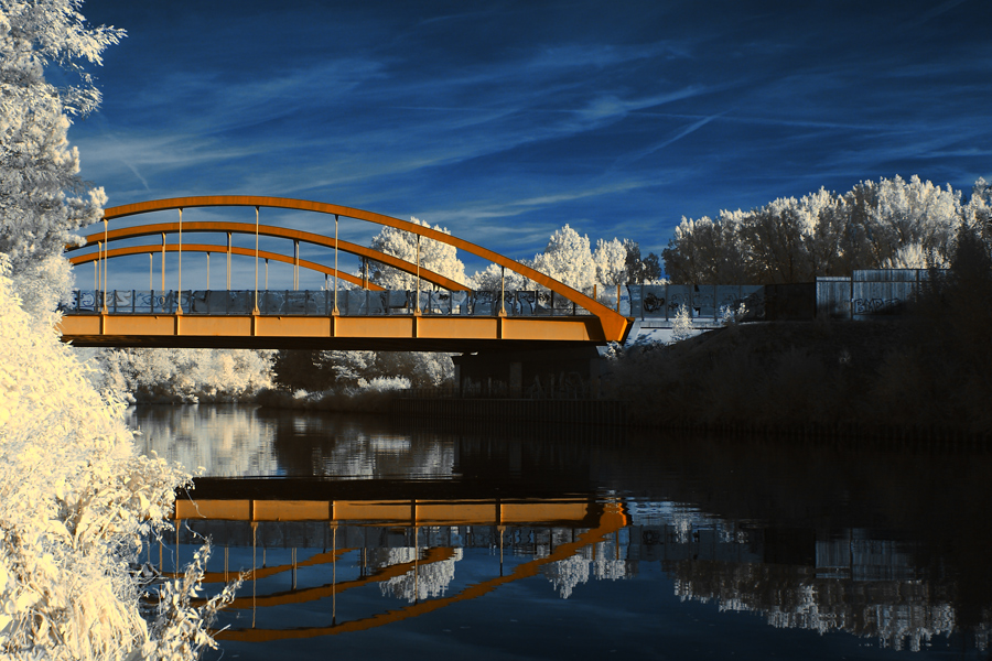 Blaue Autobahnbrücke