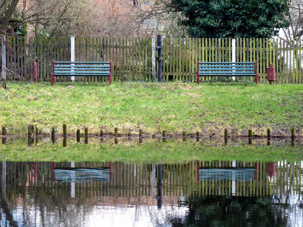 blaue Bänke am Teich Foto & Bild landschaft, projekte, bach, fluss