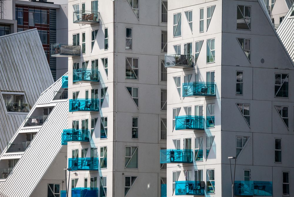 Blaue Balkone an weißer Fassade