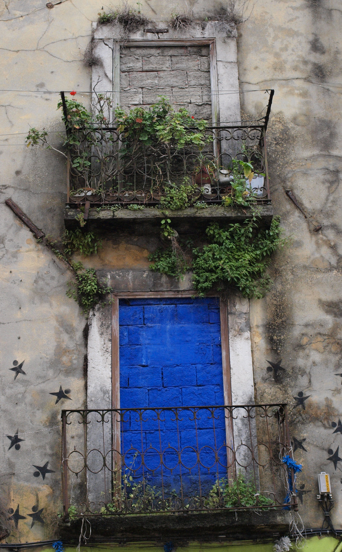 Blaue Balkontür in Lissabon