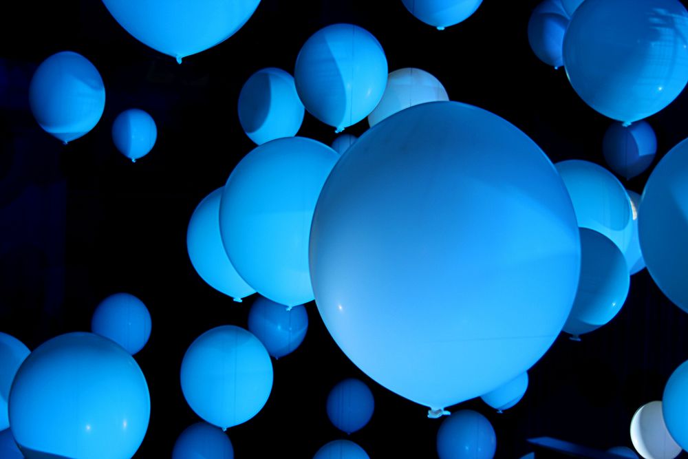 Blaue Ballons von Jens Schade 