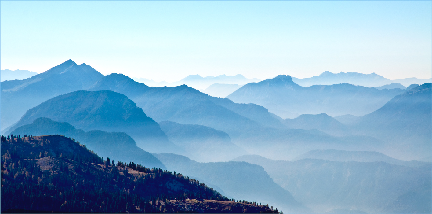 BLAUE BERGE IM HERBSTNEBEL