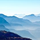 BLAUE BERGE IM HERBSTNEBEL