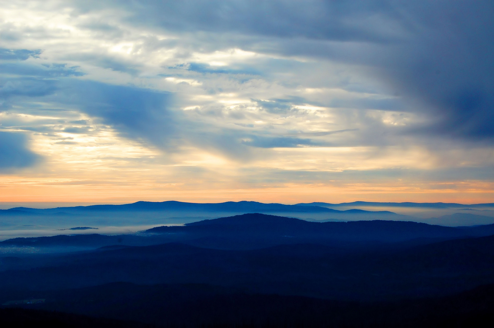 Blaue Berge und Täler