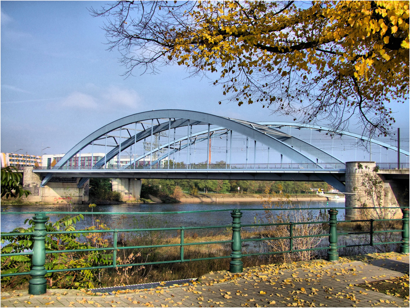 Blaue Bogen über die Elbe