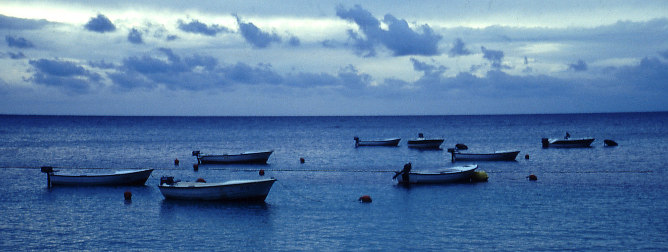 Blaue Boote im blauen Meer zur "Blauen Stunde"