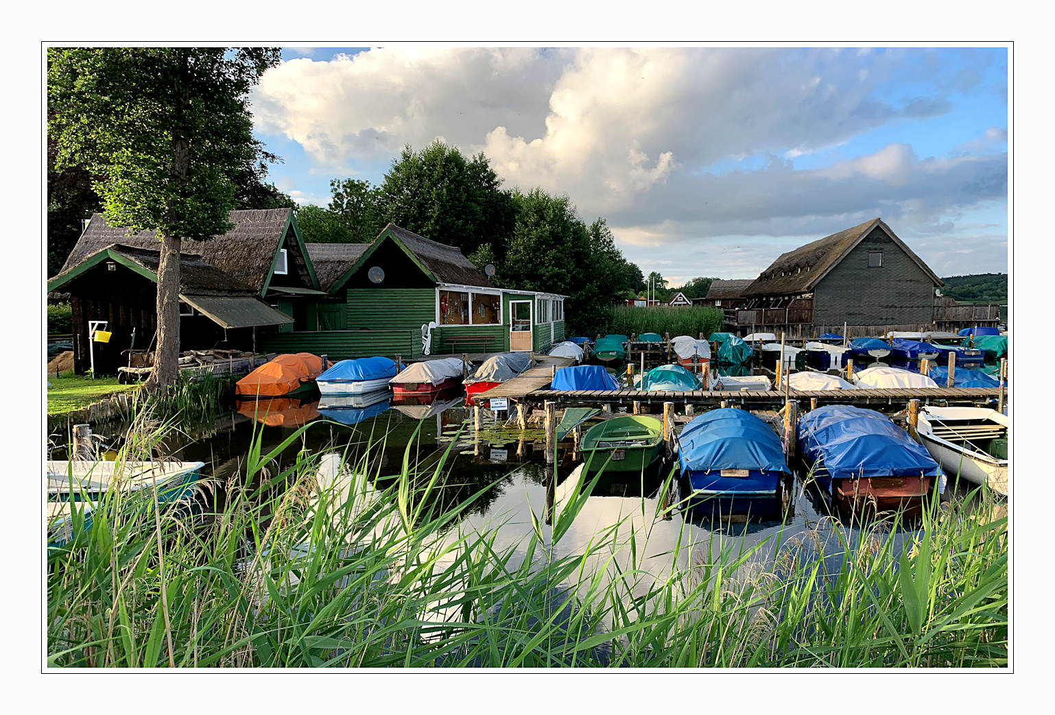 blaue bootsabdeckungen am inselsee ...