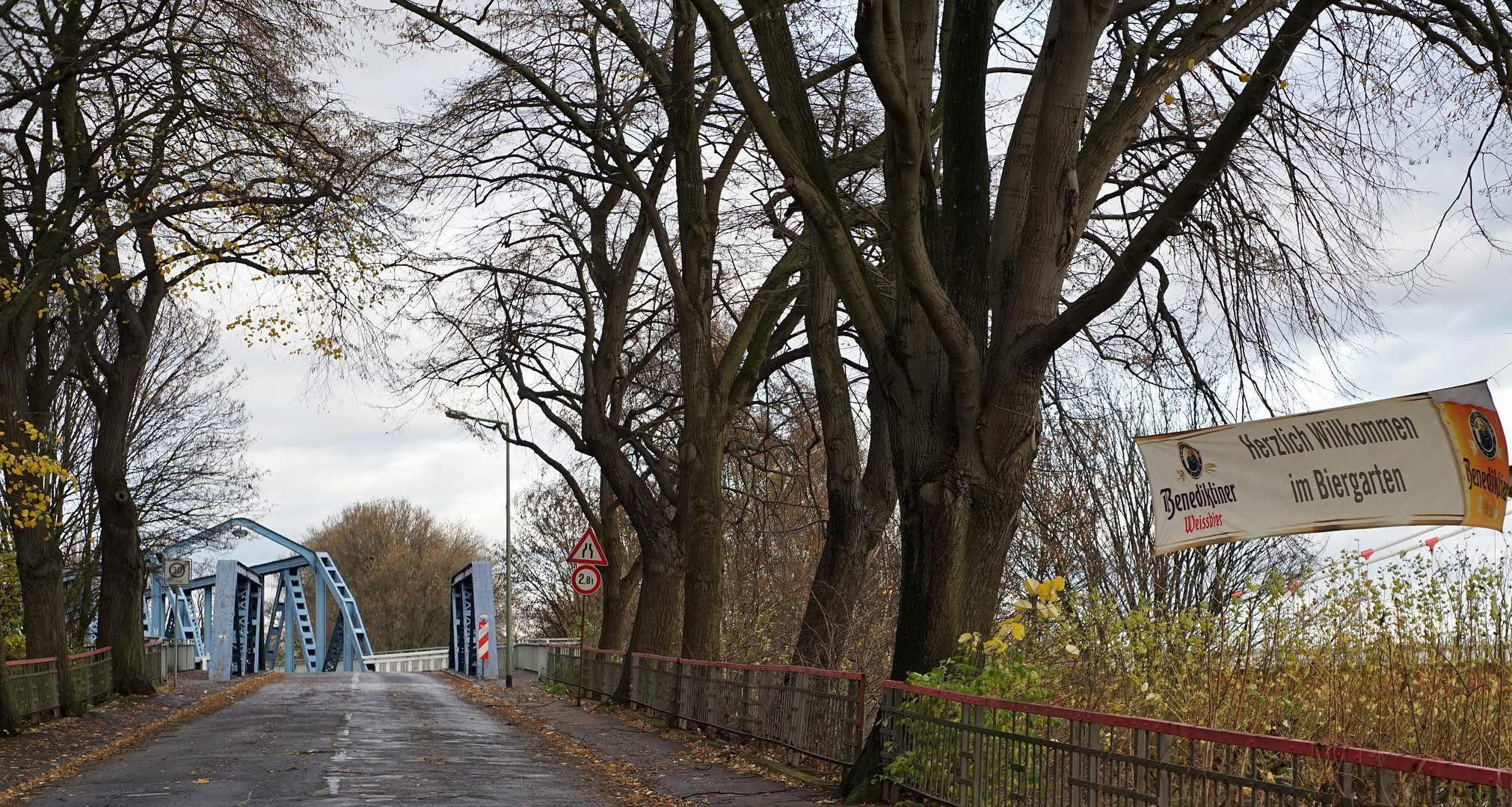 blaue brücke