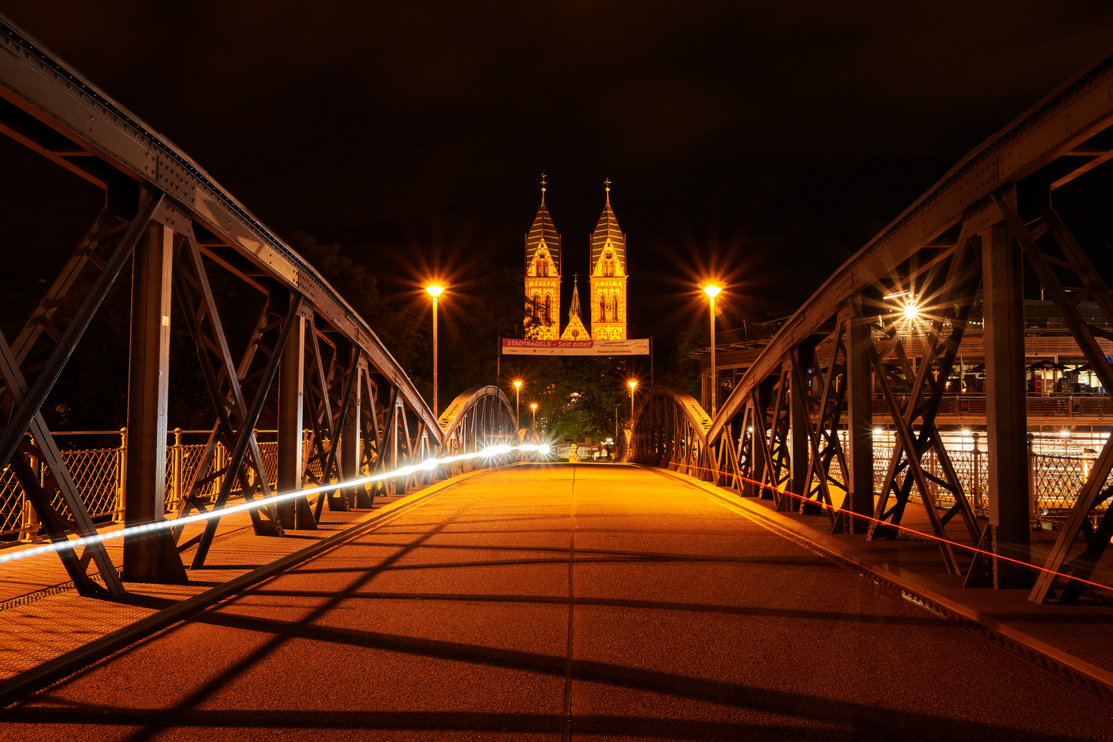 Blaue Brücke bei Nacht