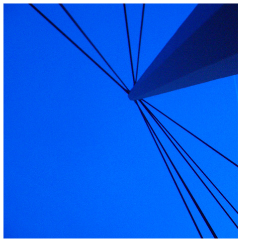 Blaue Brücke, blaues Licht. Mineralwasser statt Alkohol.