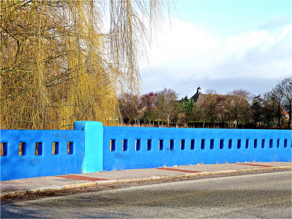 - blaue Brücke -