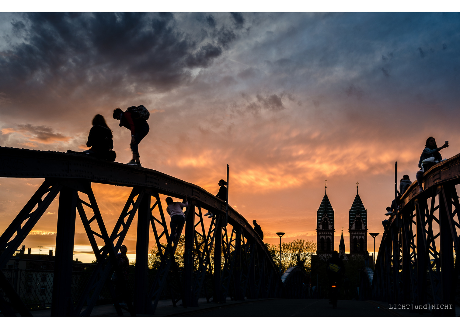 blaue Brücke | rote Stunde