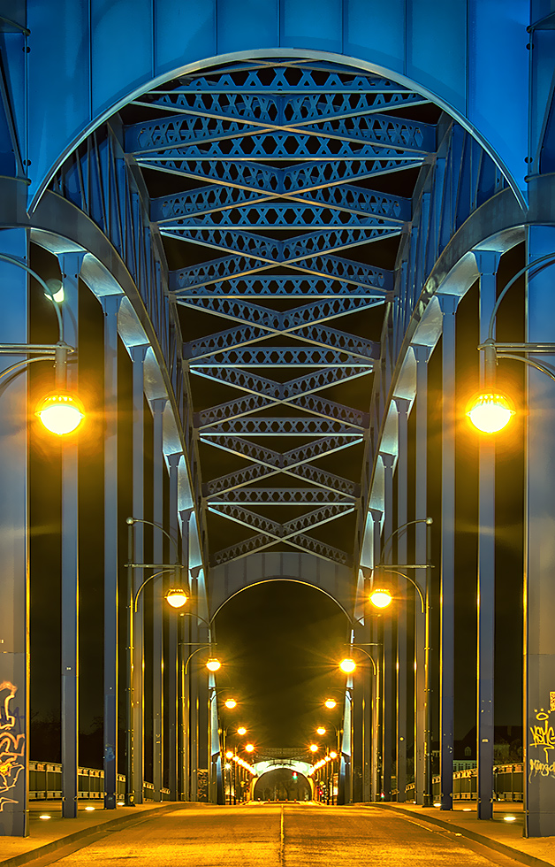 Blaue Brücke zur schwarzen Stunde...