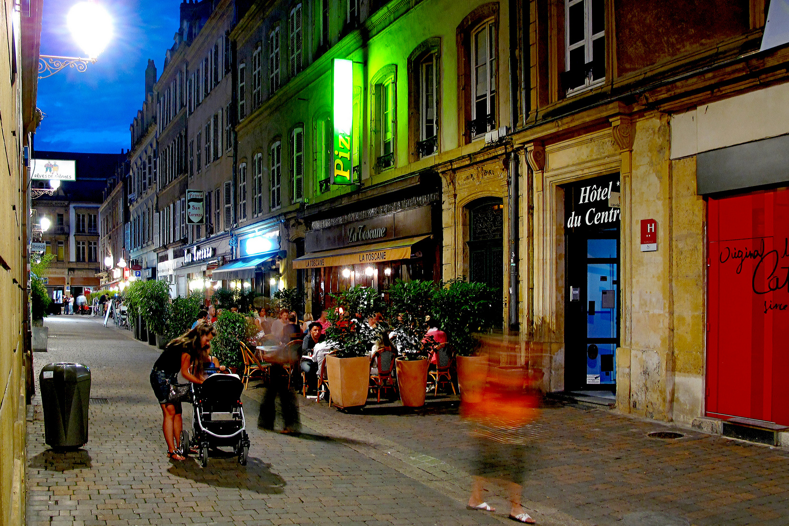 blaue (bunte) Stunde in Metz mit Mutter und Geistern