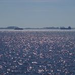 Blaue Elbe im Gegenlicht