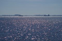 Blaue Elbe im Gegenlicht