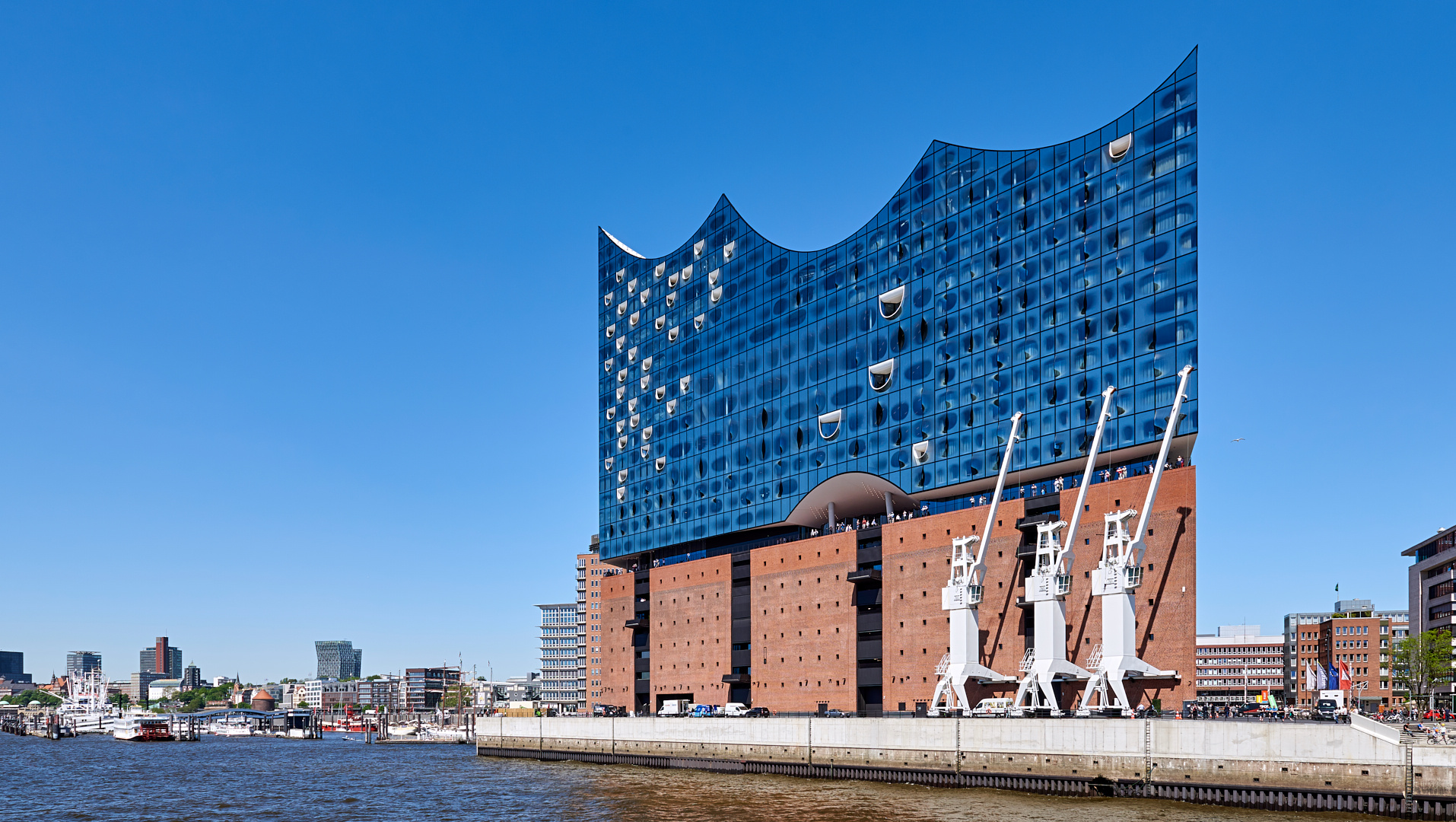 Blaue Elbphilharmonie, blauer wolkenloser Himmel, passender kann die Aufnahme...