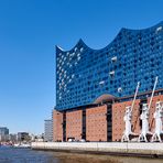 Blaue Elbphilharmonie, blauer wolkenloser Himmel, passender kann die Aufnahme...