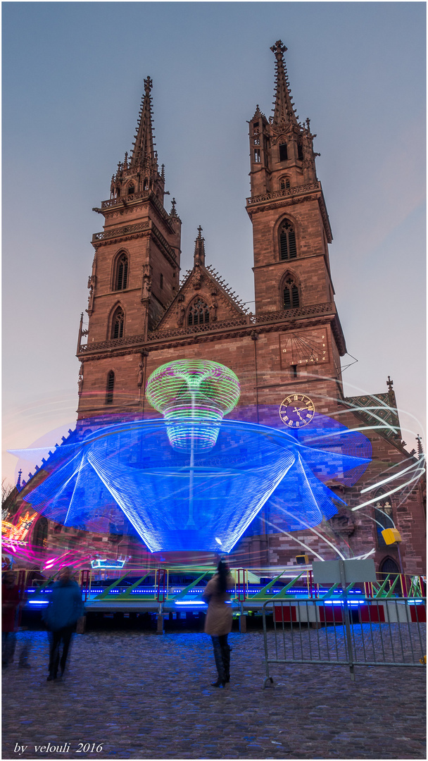 blaue Erscheinung vor dem Basler Münster