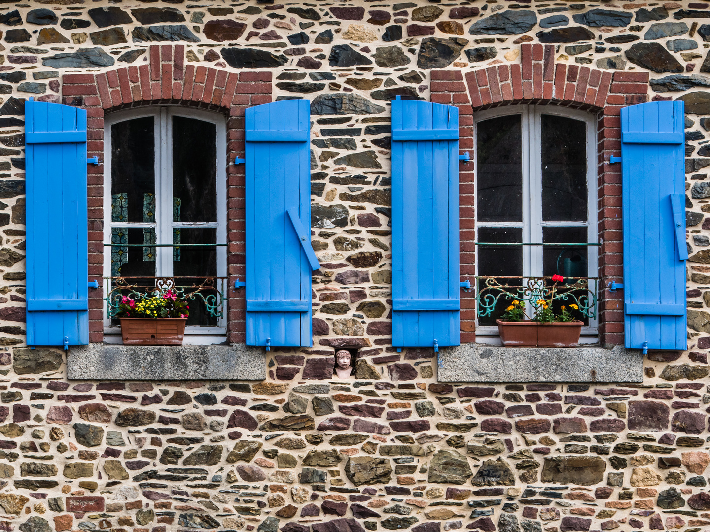 Blaue Fensterläden