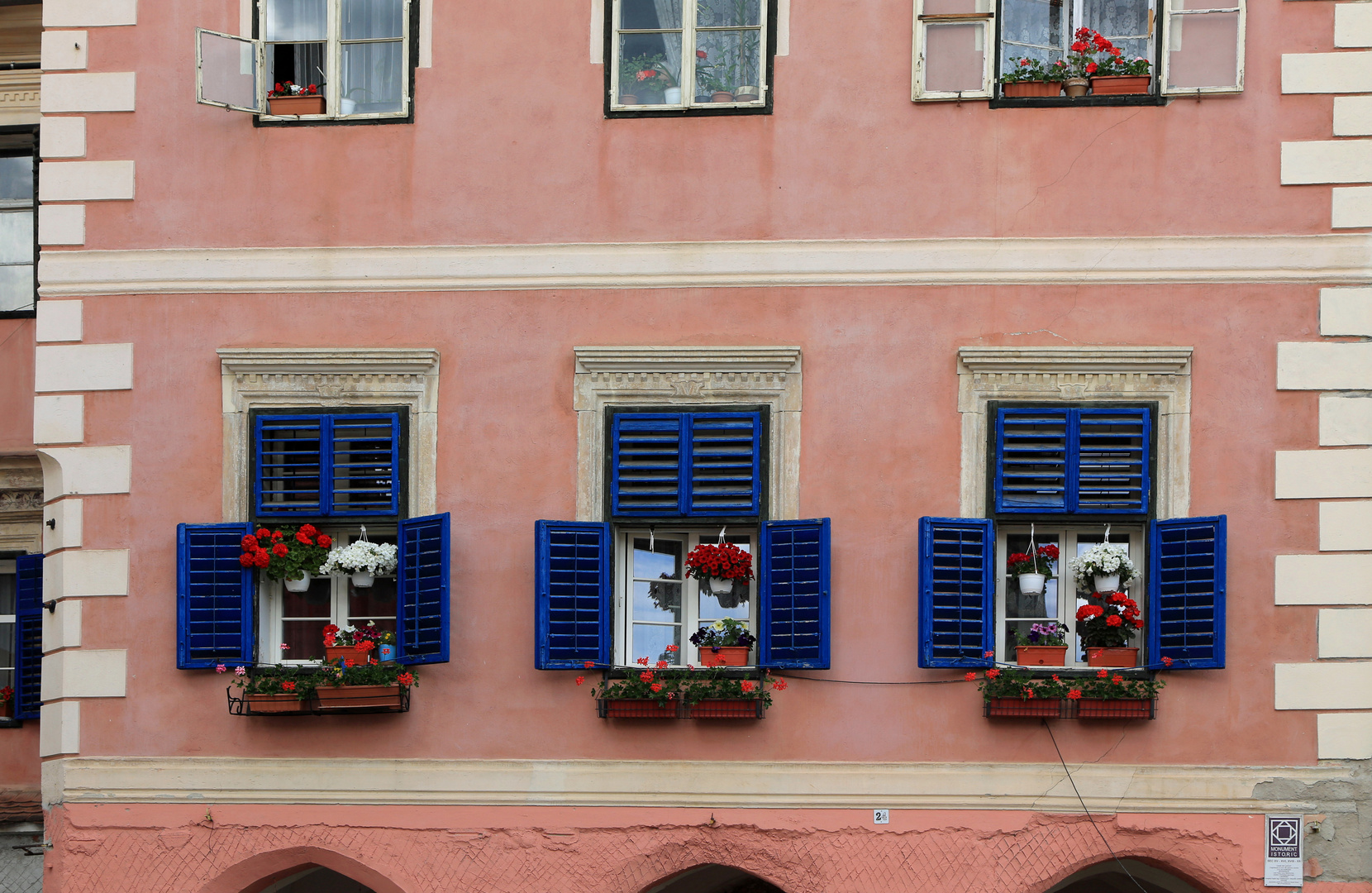 blaue fensterläden