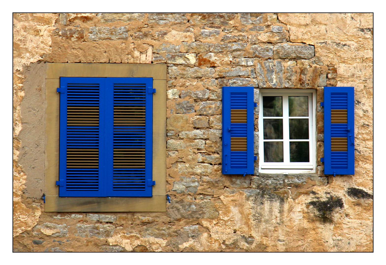 Blaue Fensterläden