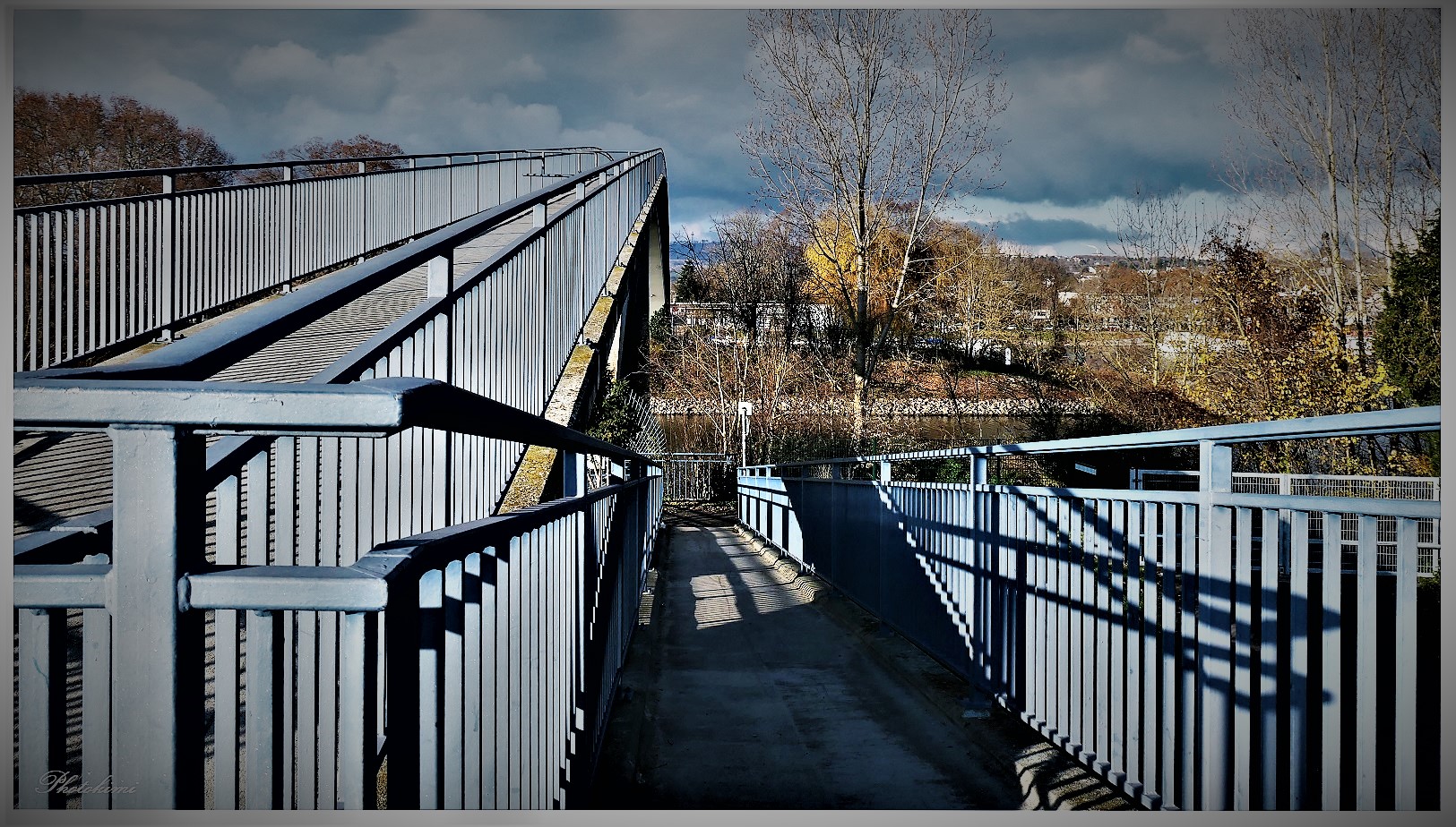 Blaue Fußgängerbrücke am Bootshafen