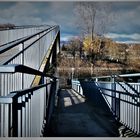 Blaue Fußgängerbrücke am Bootshafen