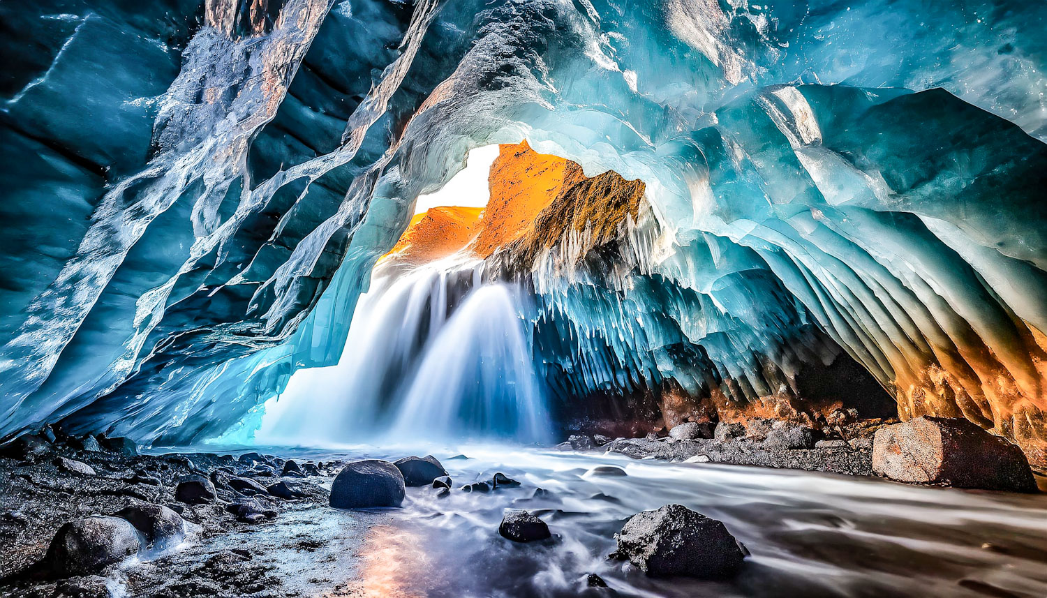  blaue Gletscher-Eishöhle