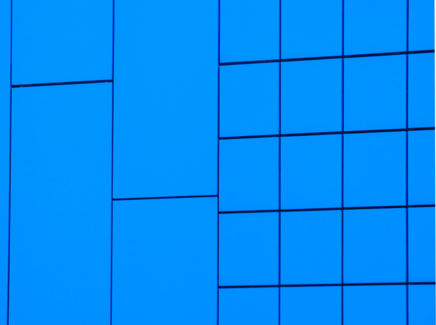 Blaue Hauswand - Geometrie