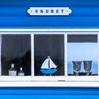 Blaue Hütte am blauen Meer