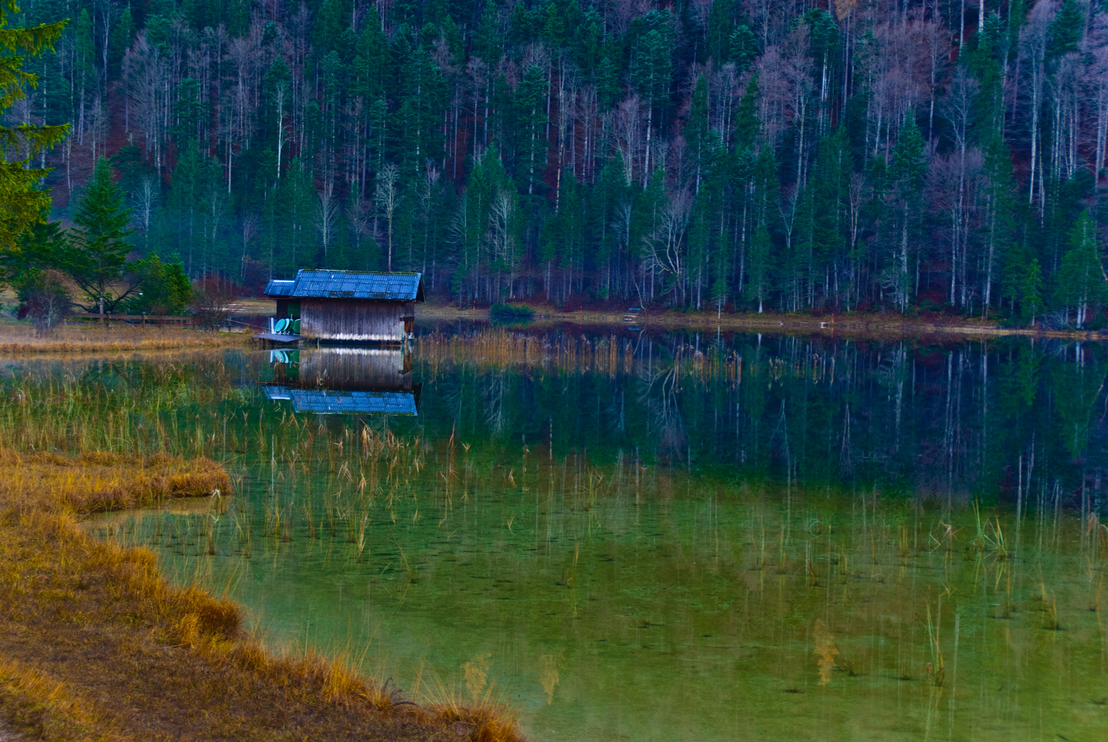Blaue Hütte am See