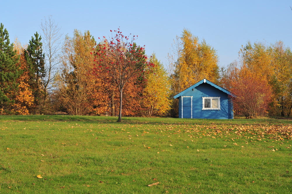 Blaue Hütte im Herbst