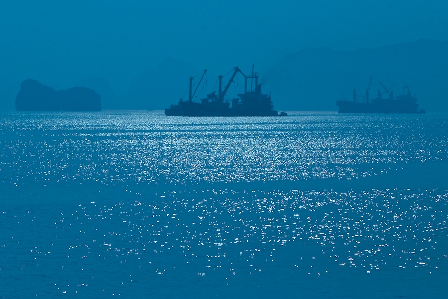 Blaue Impression der Ha Long Bucht