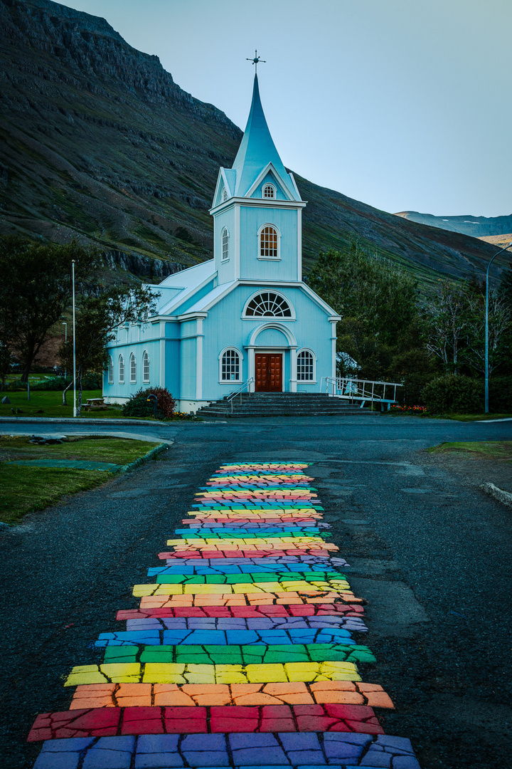 blaue Kirche in Seydisfjördur