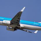 Blaue KLM vor blauem Himmel