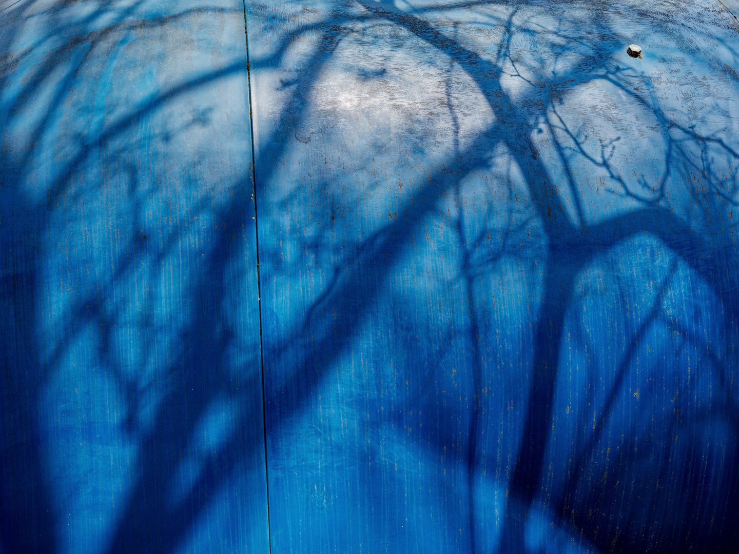 Blaue Kugel mit Schatten