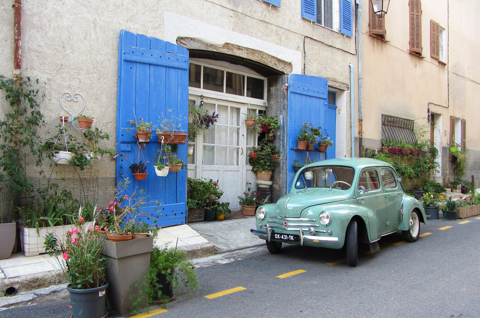 blaue Läden in Cotignac (Provence)