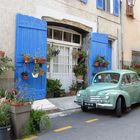 blaue Läden in Cotignac (Provence)