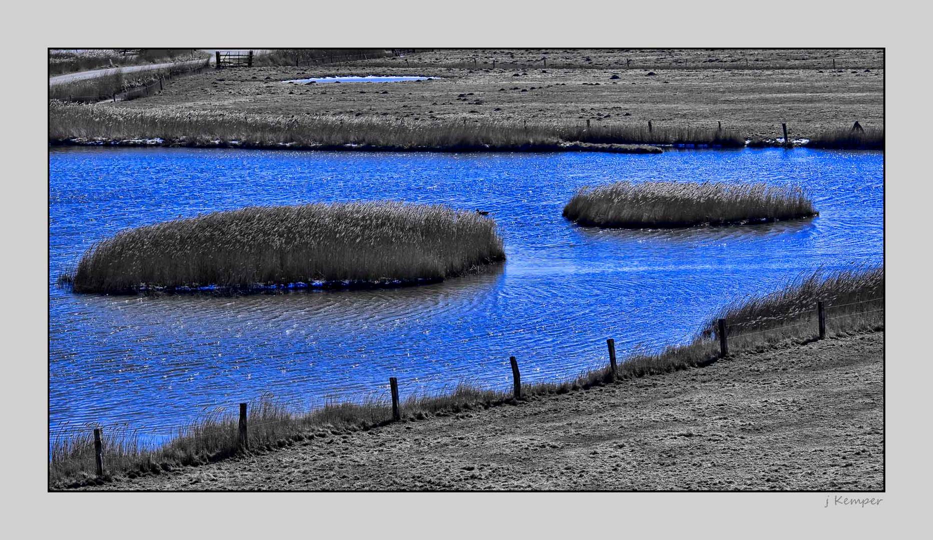 - blaue Lagune in den Salzwiesen -