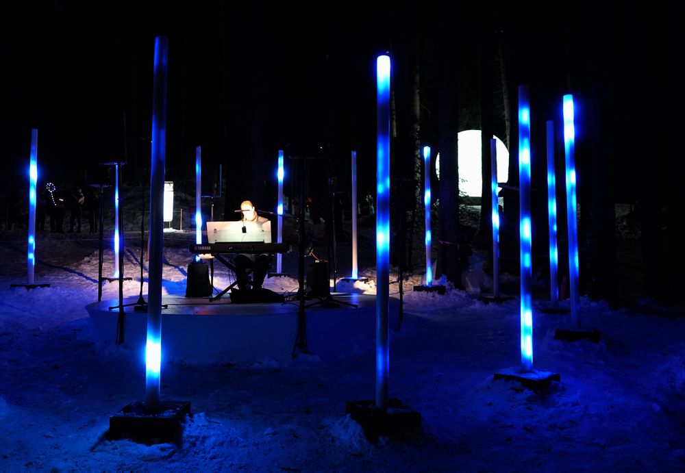 blaue Lichtinstallation