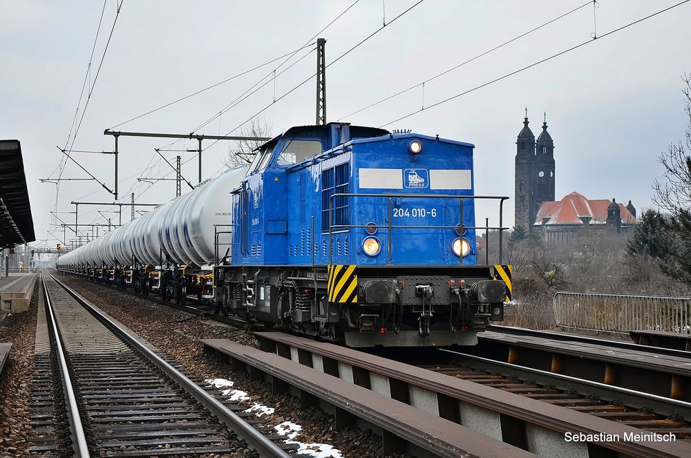 blaue Lok vor alter Kirche