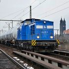 blaue Lok vor alter Kirche