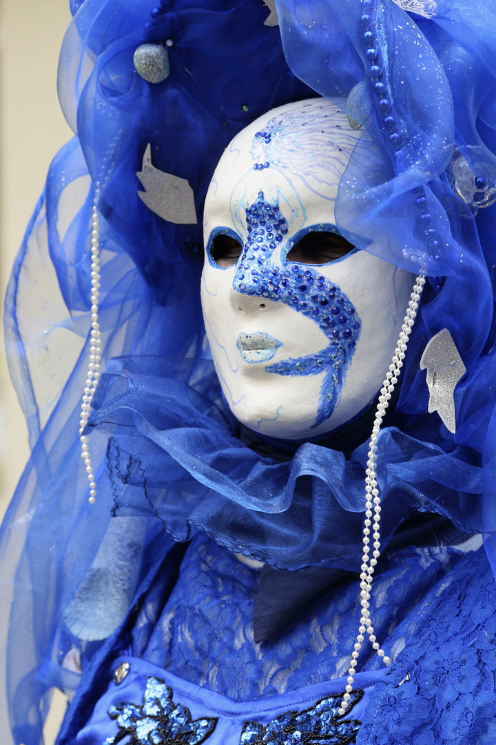 Blaue Maskerade