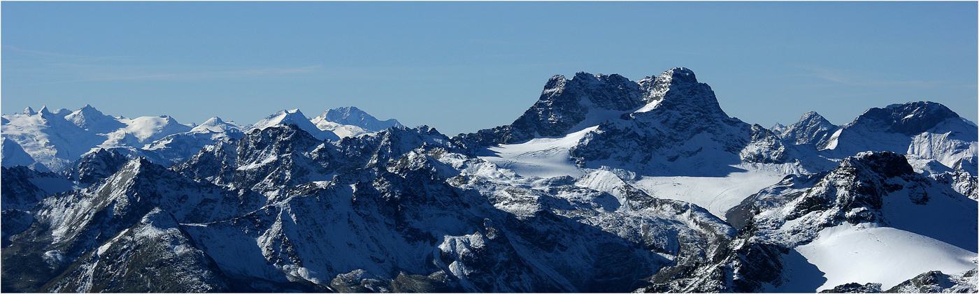 Blaue Montagsaussicht