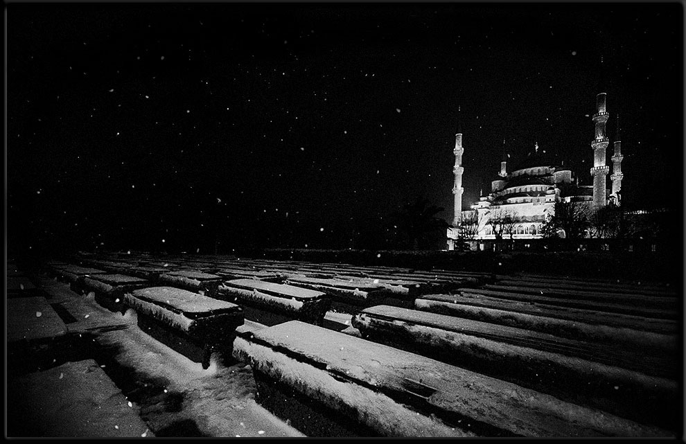 Blaue Moschee unter einer schwarz weissen Nacht