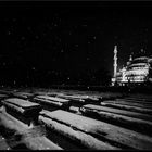 Blaue Moschee unter einer schwarz weissen Nacht