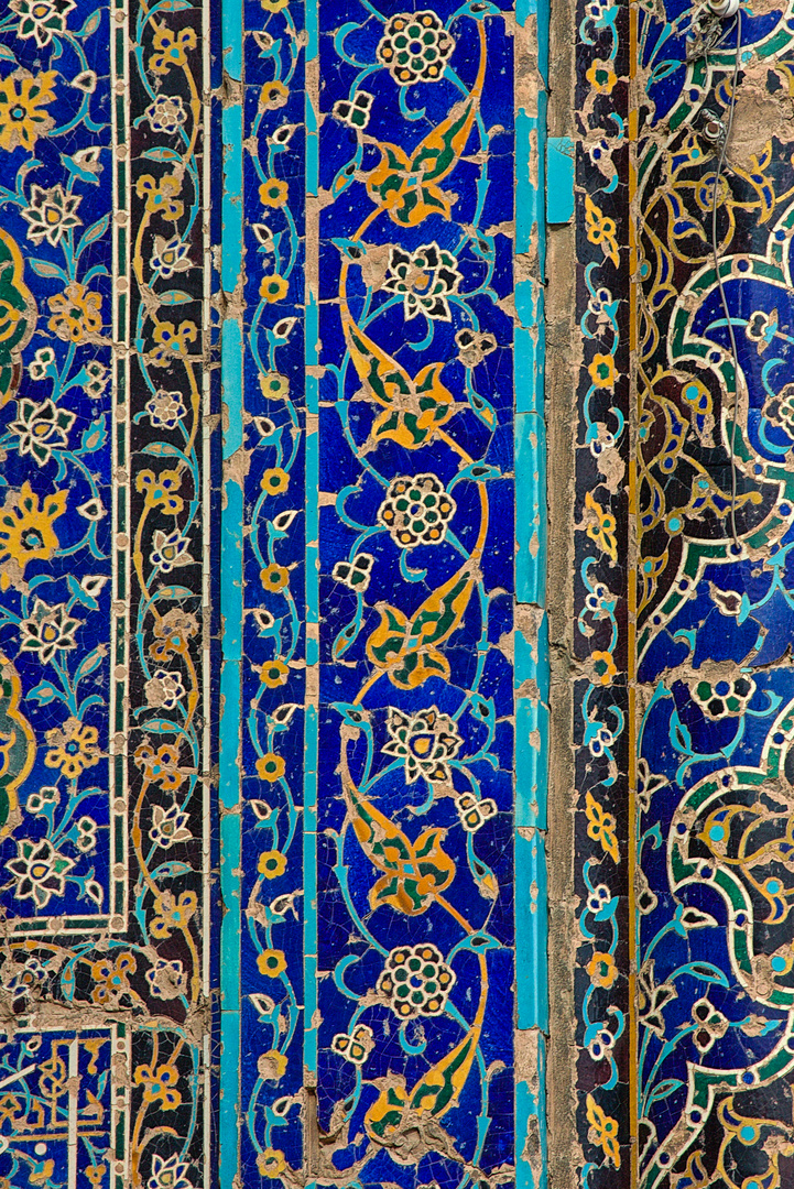 Blaue Moschee von Täbris: Wunderbare Mosaiken am Eingansiwan (1)