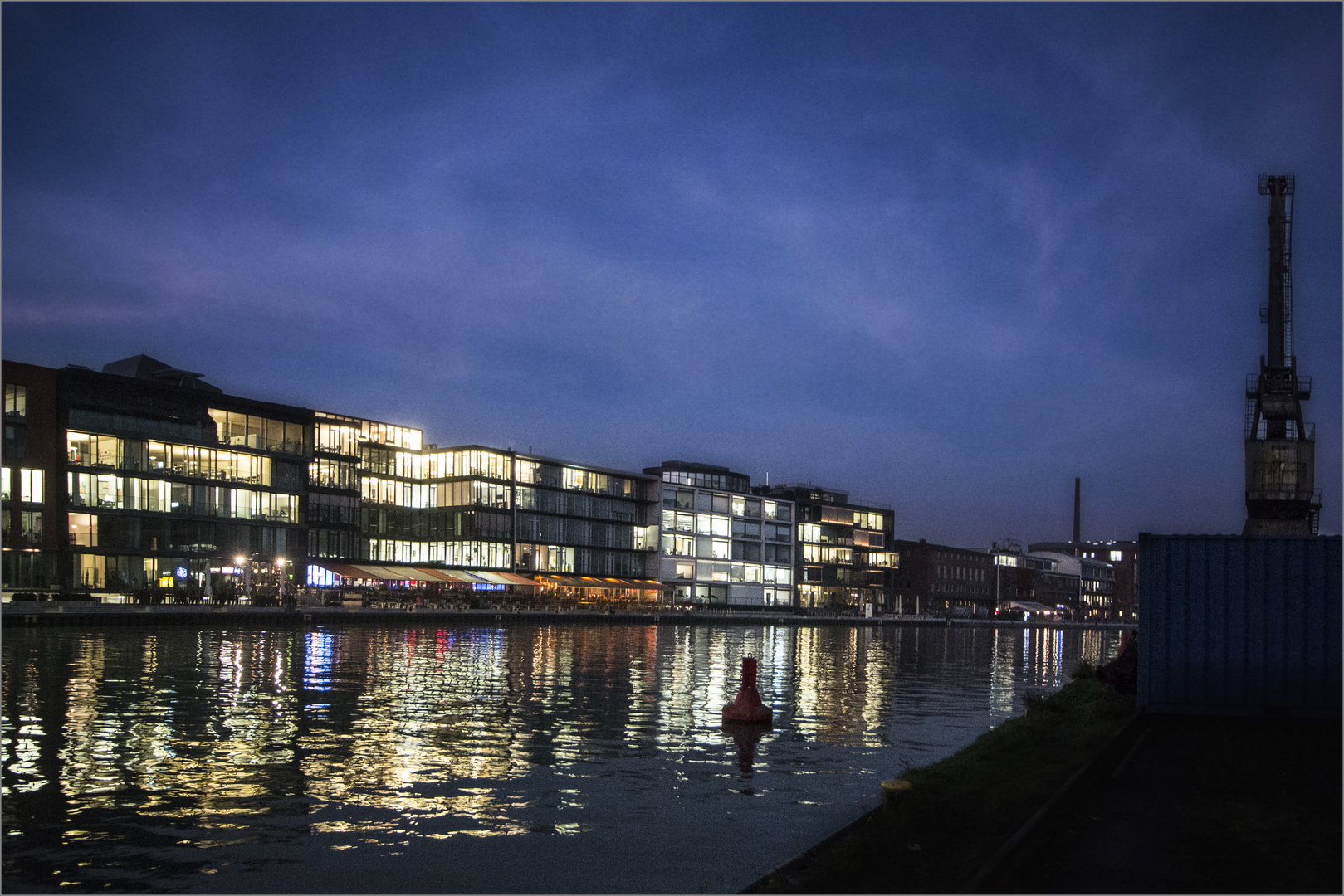 Blaue Nacht am Hafen